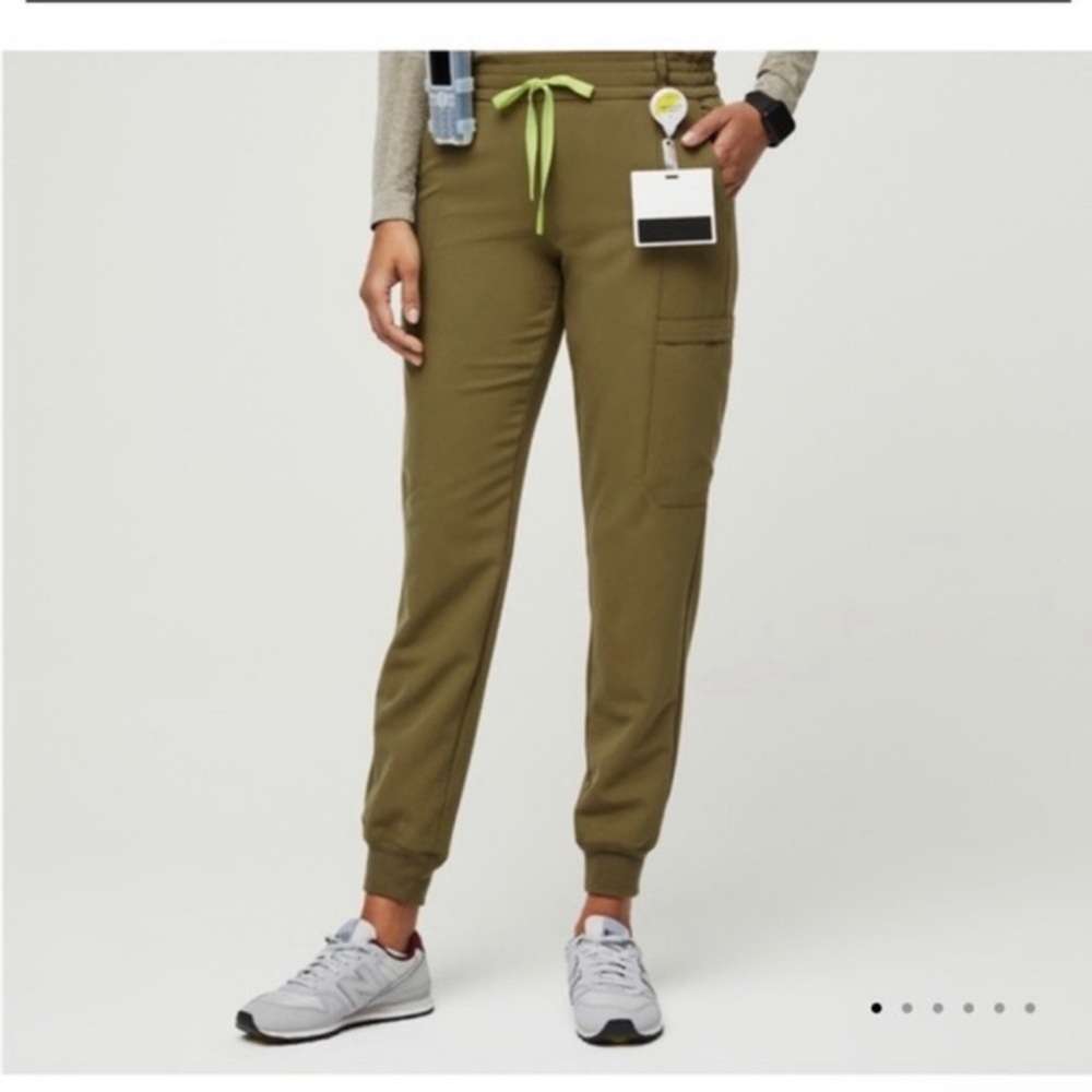 Figs (SOLD OUT) SET Martini olive Tatu high waisted joggers and one pocket top